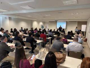 Lideranças do Oeste discutem inovação e recebem réplica de prêmio nacional concedido à região