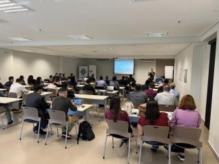 Lideranças do Oeste discutem inovação e recebem réplica de prêmio nacional concedido à região