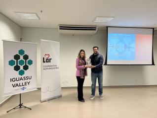 Lideranças do Oeste discutem inovação e recebem réplica de prêmio nacional concedido à região